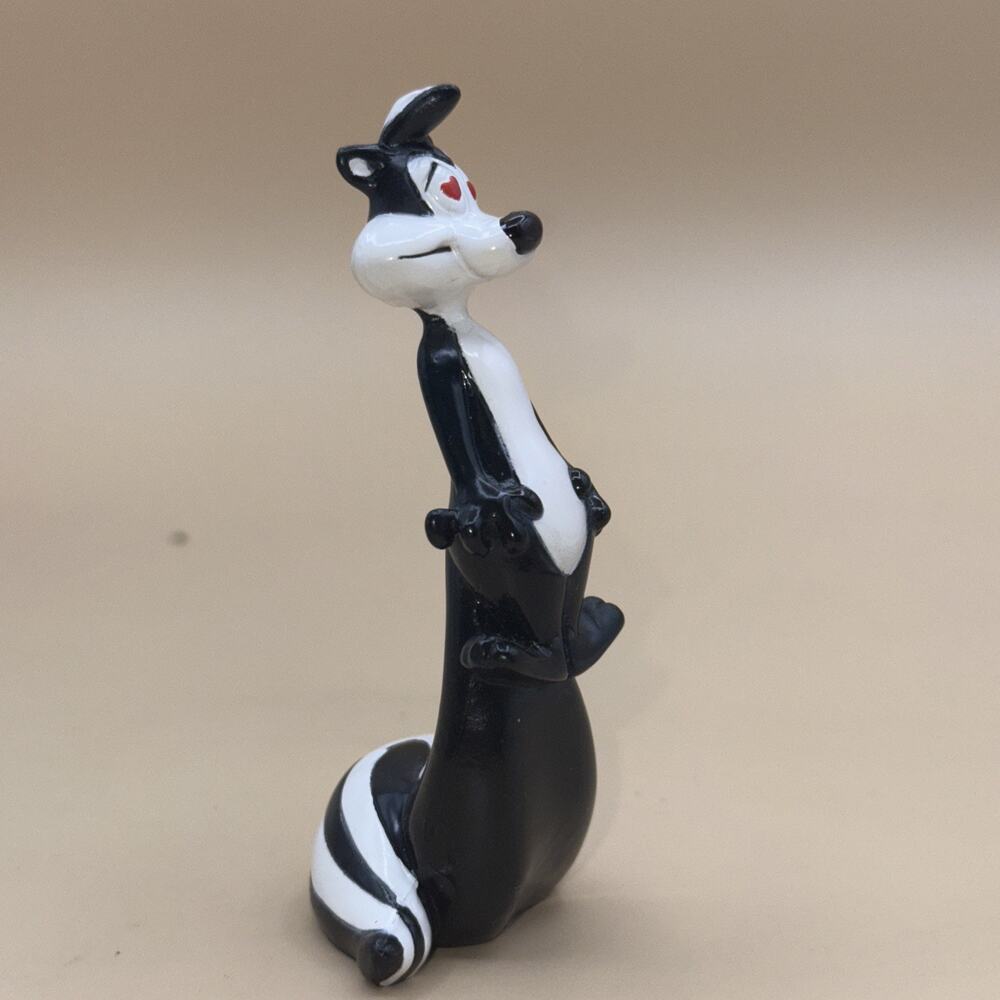 Vintage 1994 TYCO Pepe Le Pew Skunk Heart Eyes Standing on Tail -PVC Figure